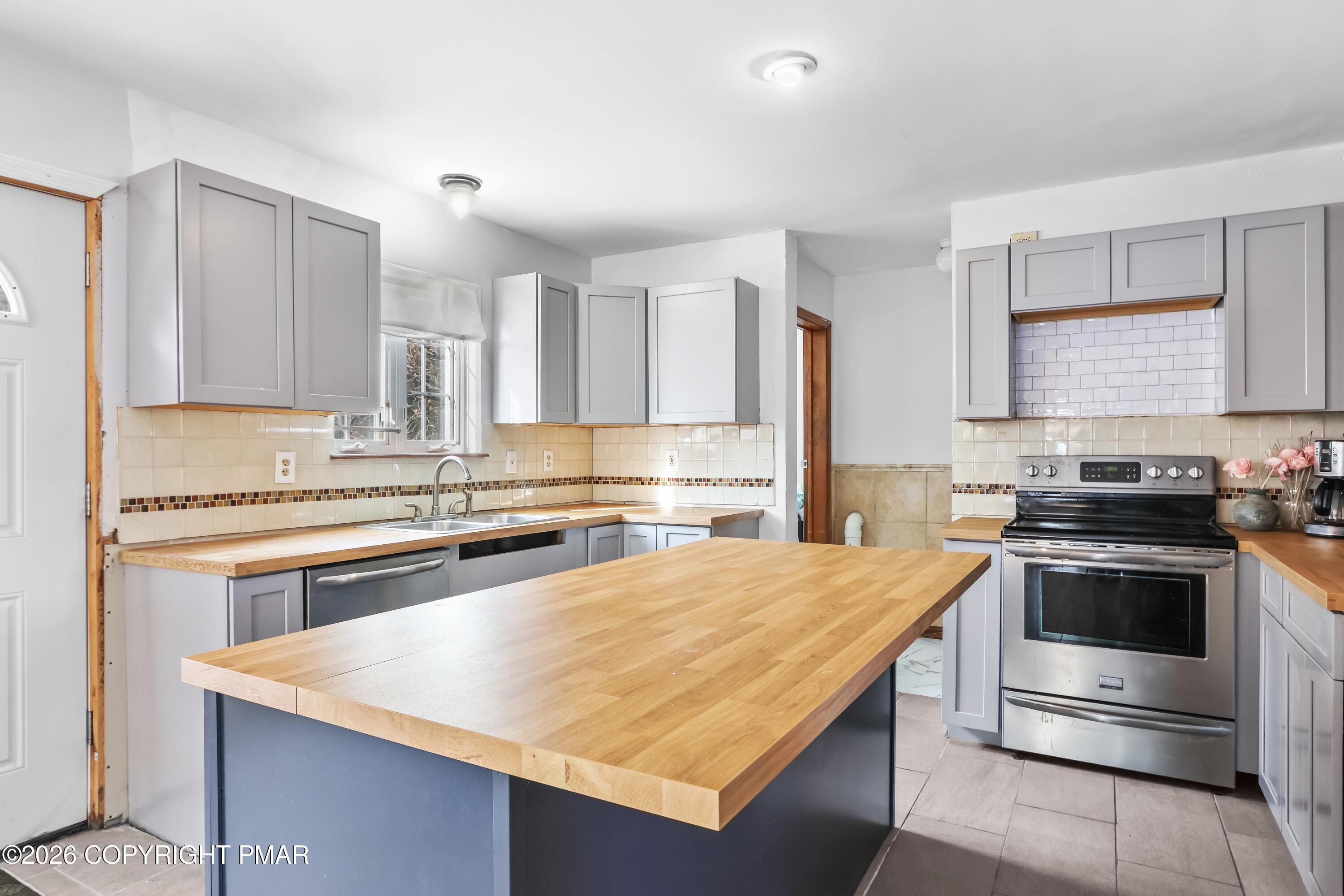 2247 Reo Drive Effort, PA 18330 - Photo 13 of 41 095A5581