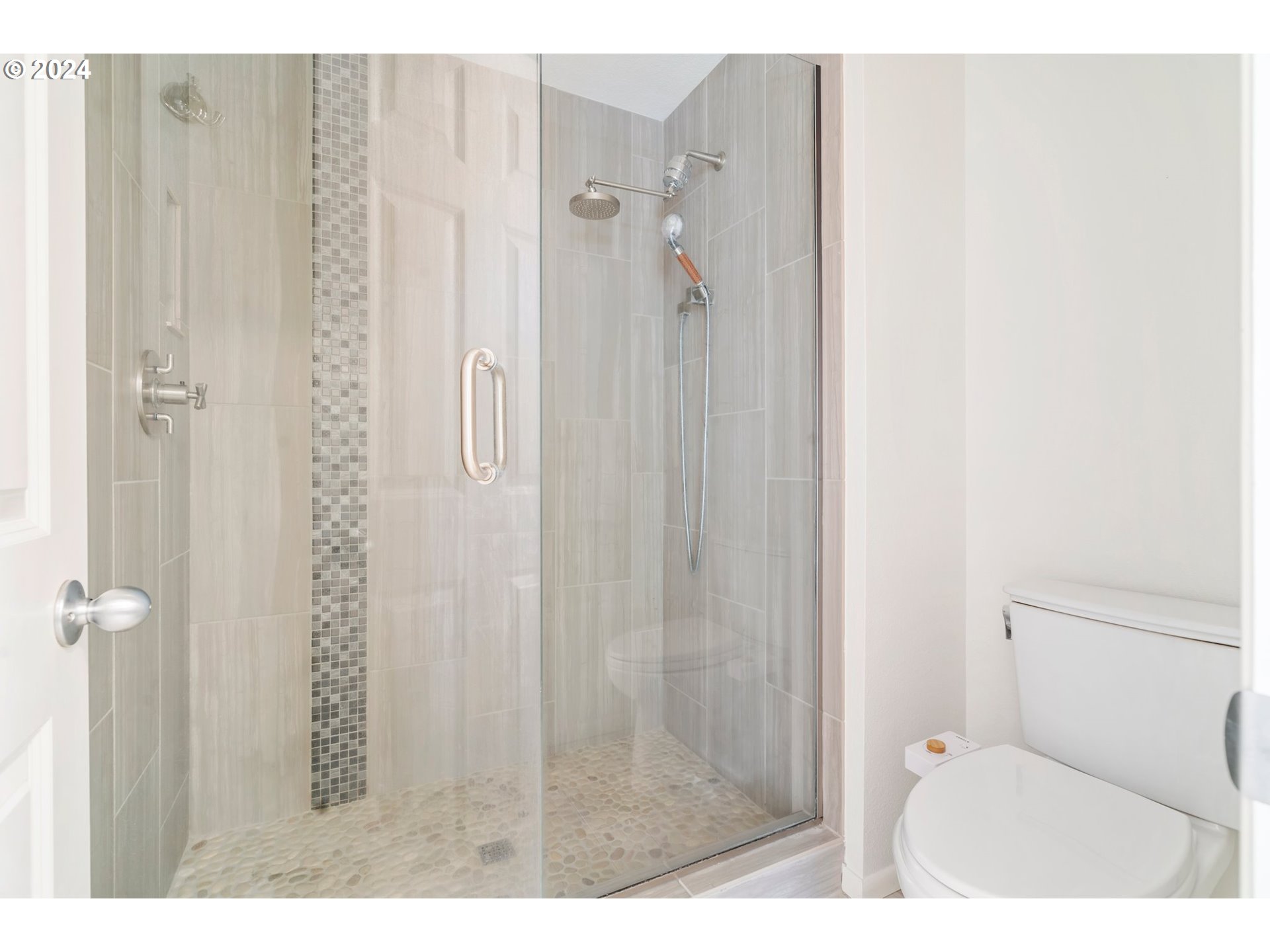5225 Jean Road, Unit 501 Lake Oswego, OR 97035 - Photo 19 of 38 a bathroom with a shower and a toilet