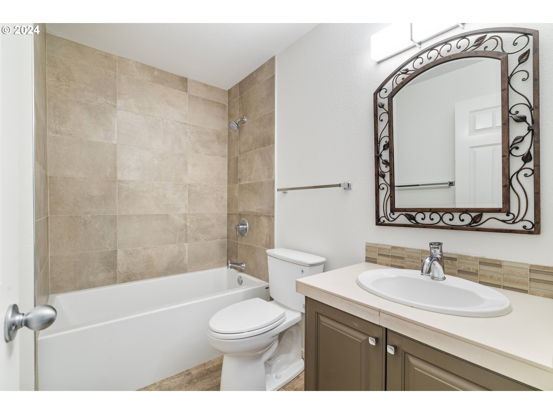 5225 Jean Road, Unit 501 Lake Oswego, OR 97035 - Photo 28 of 38 a bathroom with a sink a toilet and a bathtub