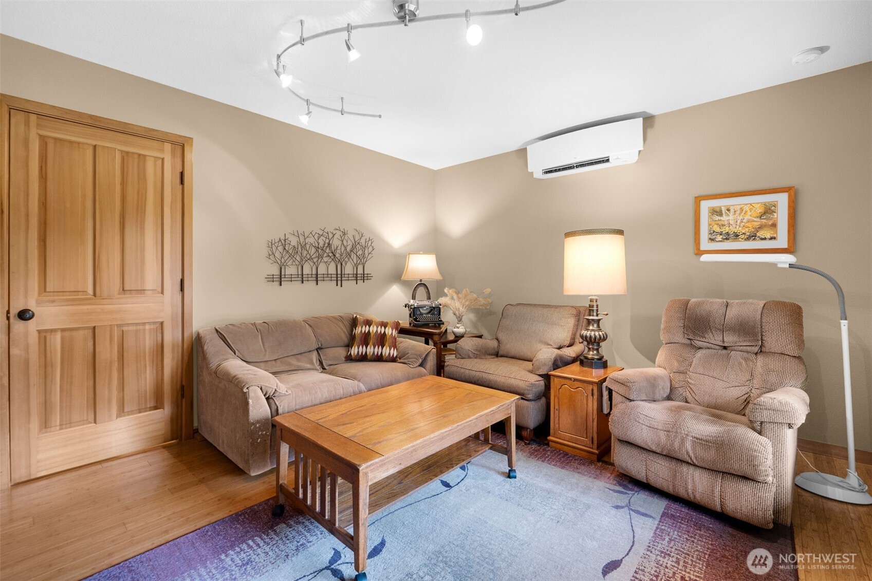 402 17th Street Southwest Long Beach, WA 98631 - Photo 14 of 32 a living room with furniture a lamp and a window