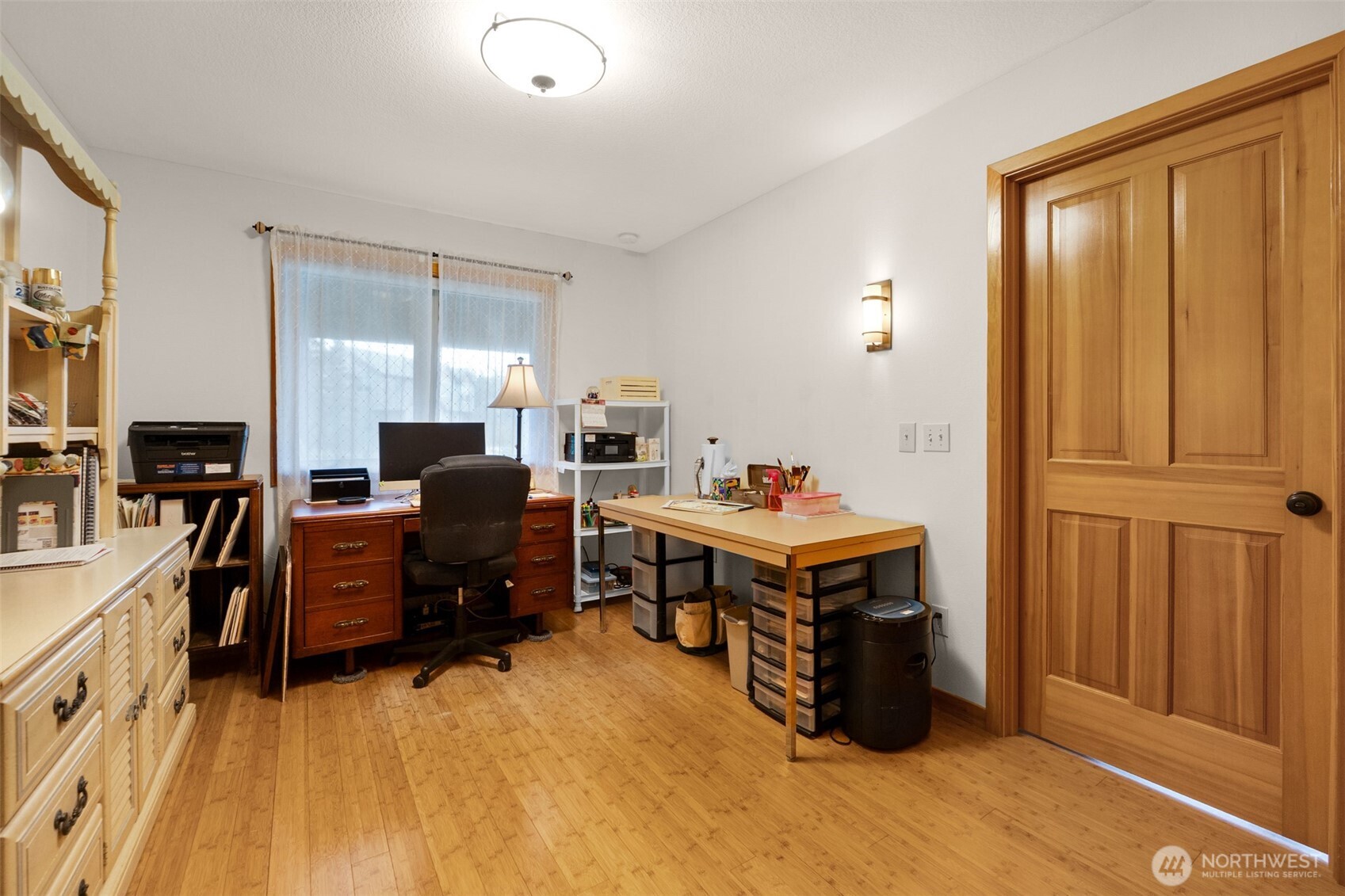 402 17th Street Southwest Long Beach, WA 98631 - Photo 15 of 32 a view of a livingroom with furniture and furniture