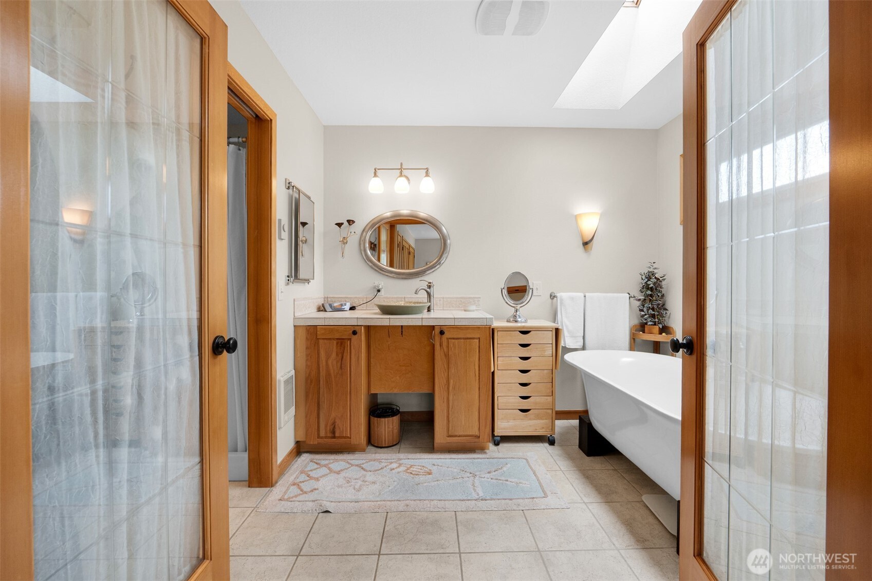 402 17th Street Southwest Long Beach, WA 98631 - Photo 19 of 32 a bathroom with a sink and a mirror