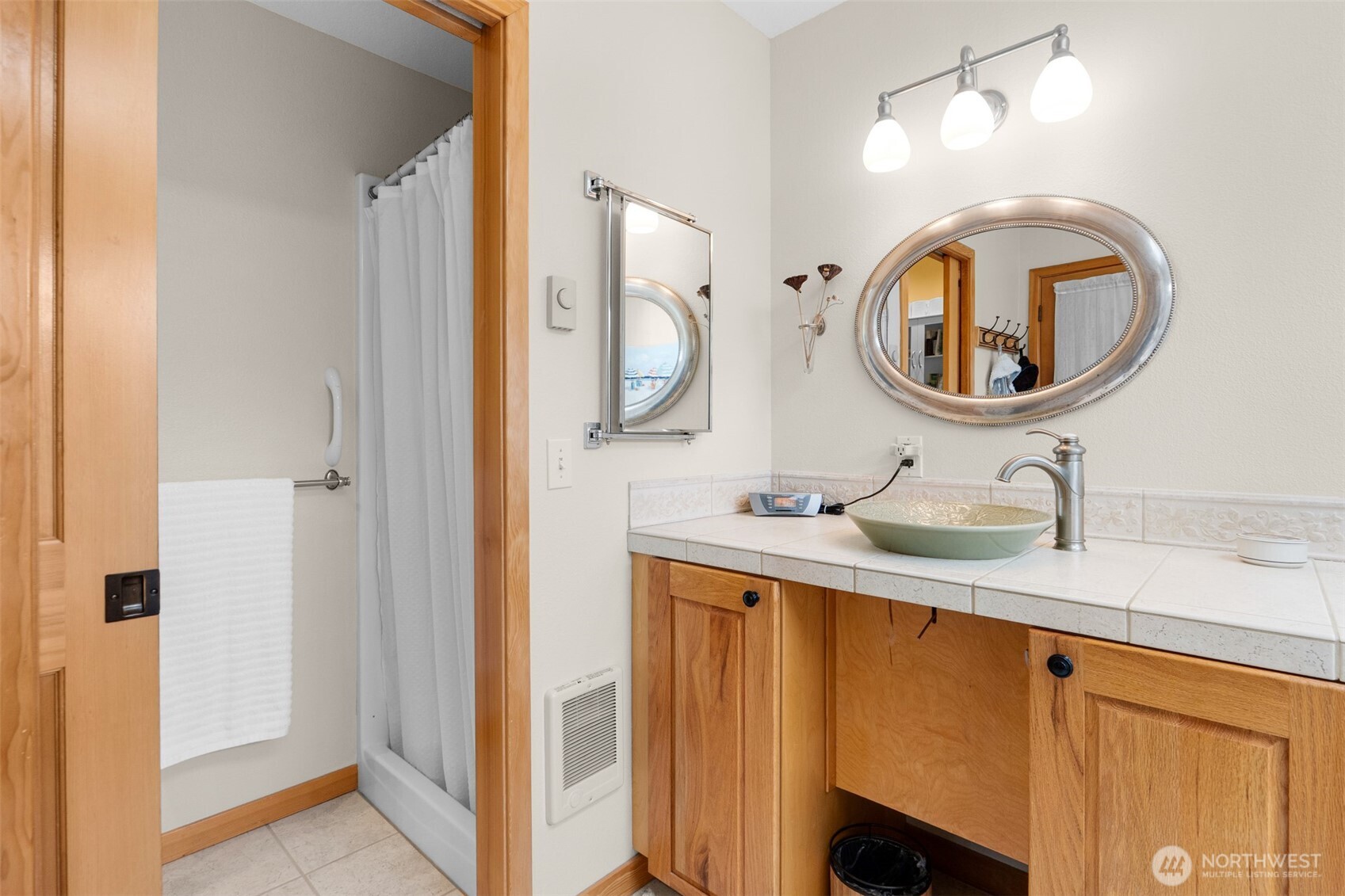402 17th Street Southwest Long Beach, WA 98631 - Photo 21 of 32 a bathroom with a sink and a mirror