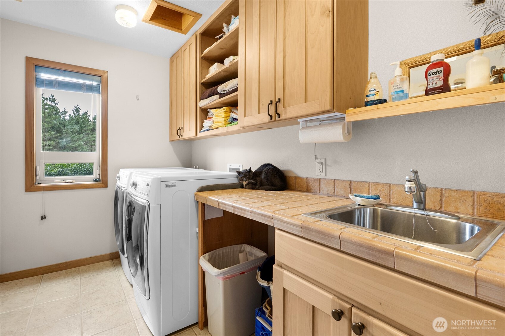 402 17th Street Southwest Long Beach, WA 98631 - Photo 25 of 32 a utility room with dryer and washer