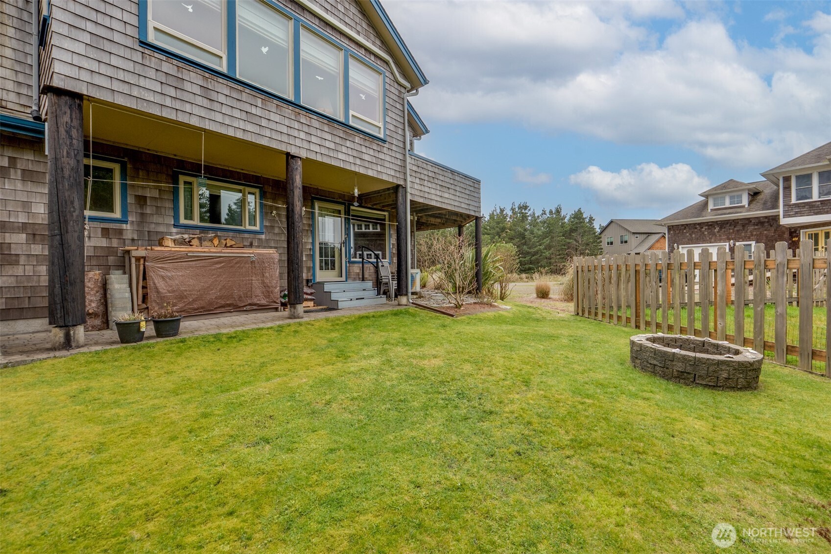 402 17th Street Southwest Long Beach, WA 98631 - Photo 30 of 32 a backyard of a house with barbeque oven