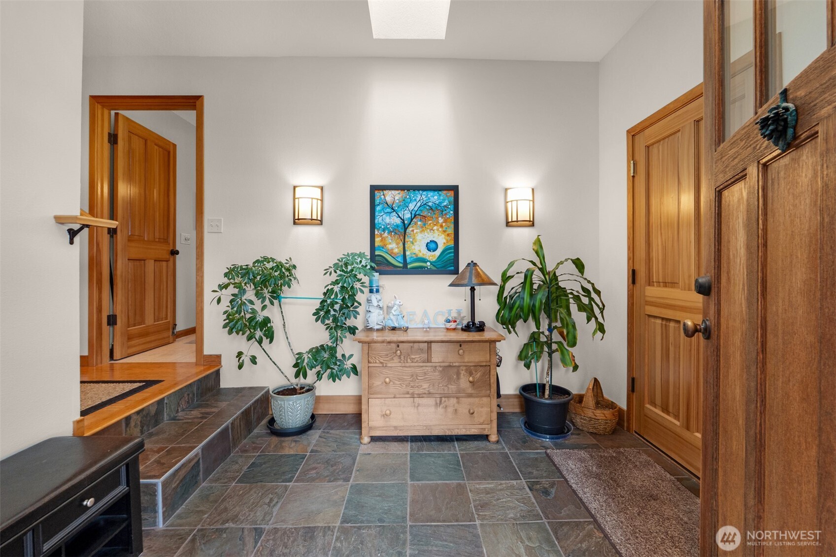 402 17th Street Southwest Long Beach, WA 98631 - Photo 3 of 32 a living room with furniture and a potted plant