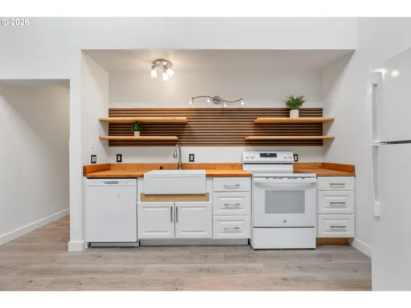 $370,000 | 301 North 15th Street, Unit 201, Hood River, OR 97031