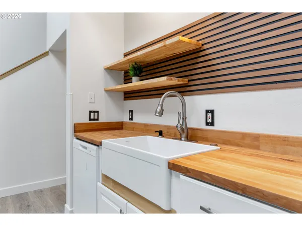 $370,000 | 301 North 15th Street, Unit 201, Hood River, OR 97031