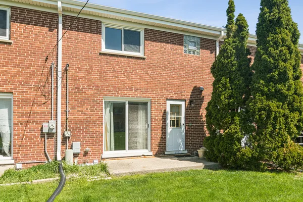 $265,000 | 1058 North Boxwood Drive, Unit A, Mount Prospect, IL 60056