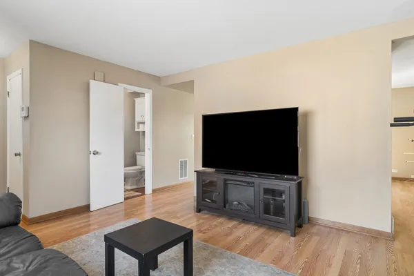 $265,000 | 1058 North Boxwood Drive, Unit A, Mount Prospect, IL 60056