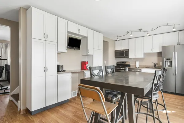 $265,000 | 1058 North Boxwood Drive, Unit A, Mount Prospect, IL 60056