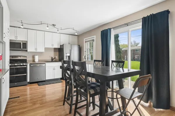 $265,000 | 1058 North Boxwood Drive, Unit A, Mount Prospect, IL 60056