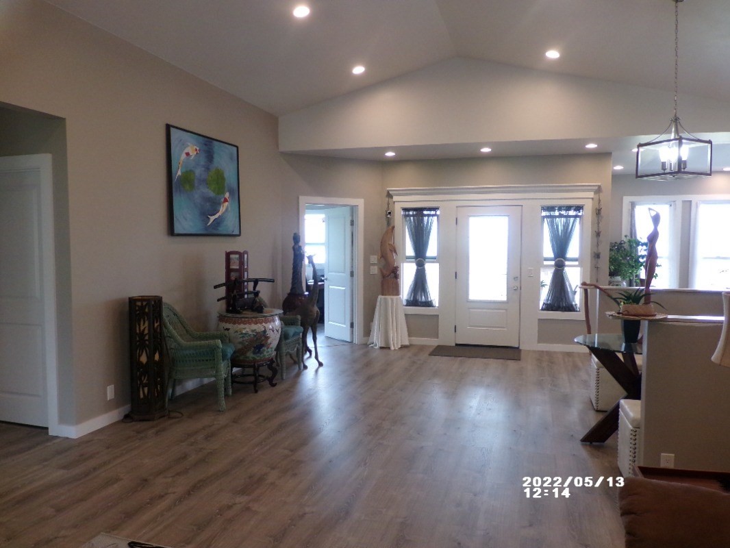 18-4177 North Peck Road Mountain View, HI 96771 - Photo 10 of 24 a view of a livingroom with furniture and a mirror