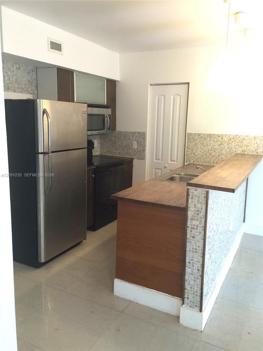 7025 Rue Granville, Unit 1 Miami Beach, FL 33141 - Photo 5 of 10