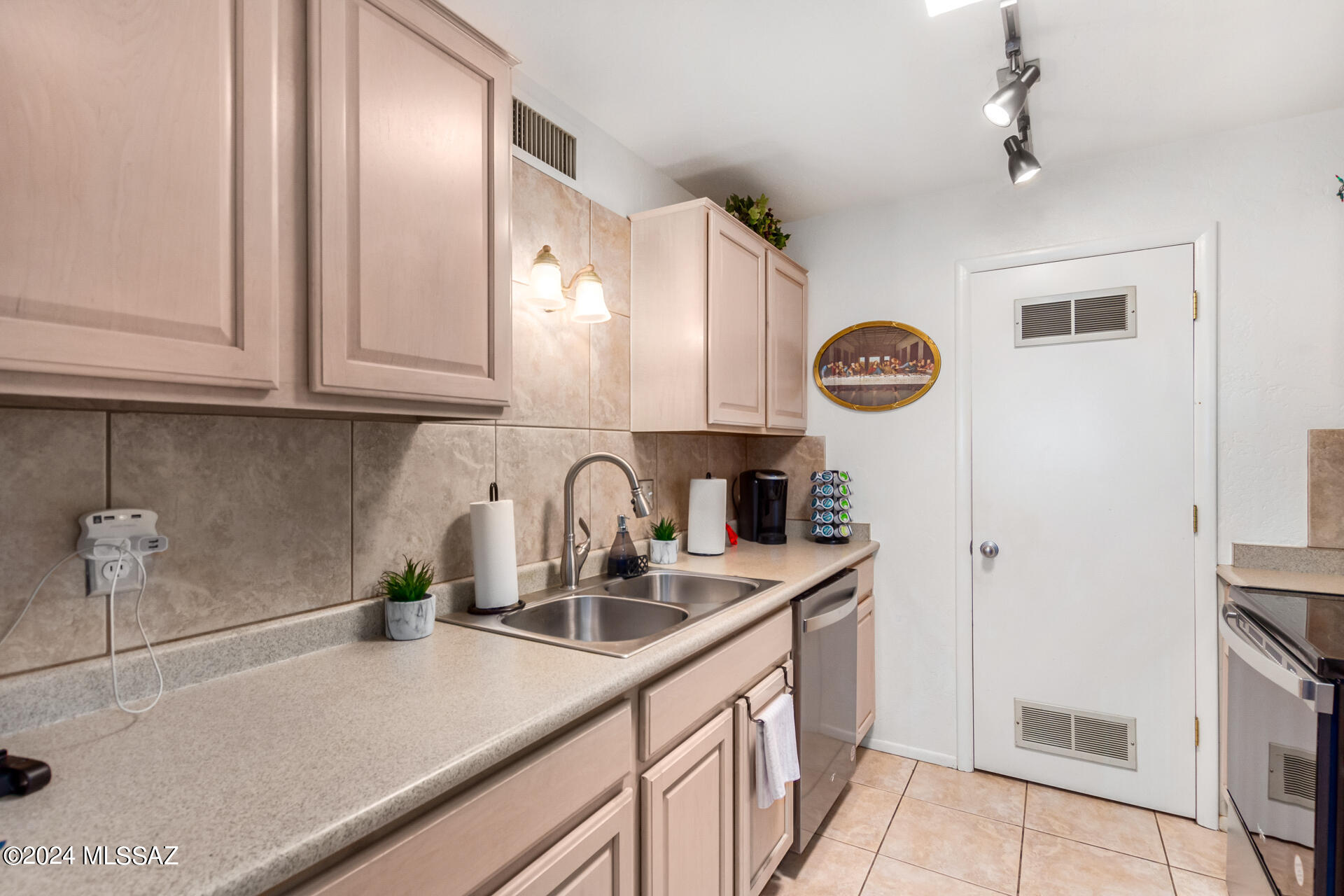 625 South Prudence Road, Unit 203 Tucson, AZ 85710 - Photo 2 of 23