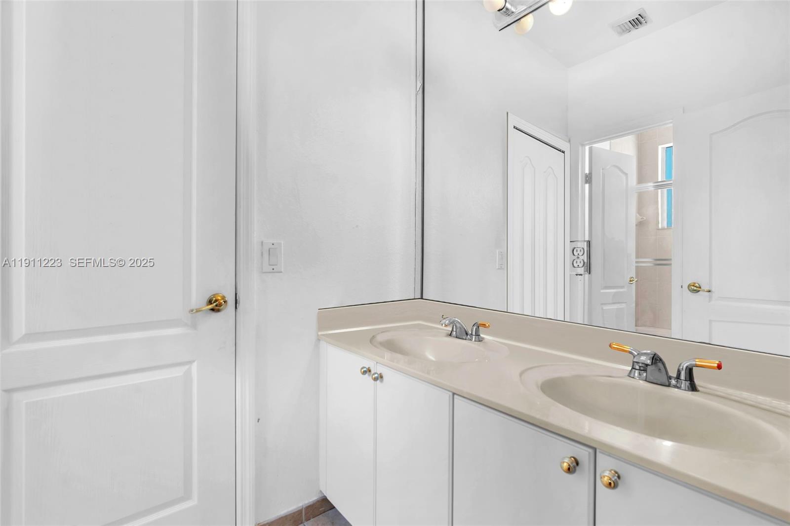 220 Southwest 87th Court Miami, FL 33174 - Photo 35 of 43 Jack and Jill Bath