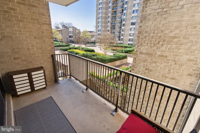 $2,500 | 102 Monroe Street, Unit 201, Rockville, MD 20850