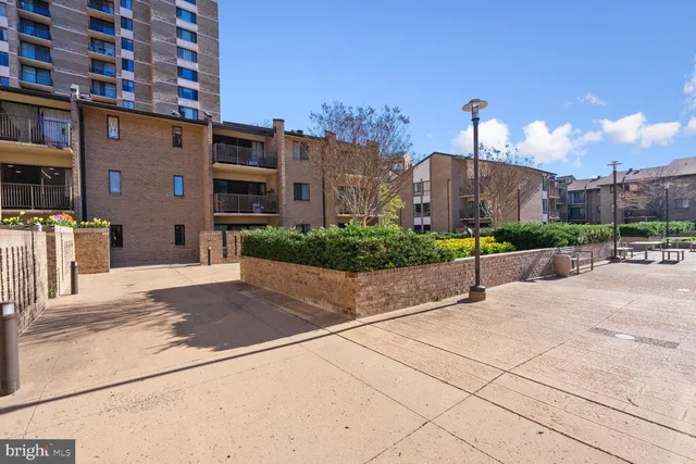 $2,500 | 102 Monroe Street, Unit 201, Rockville, MD 20850