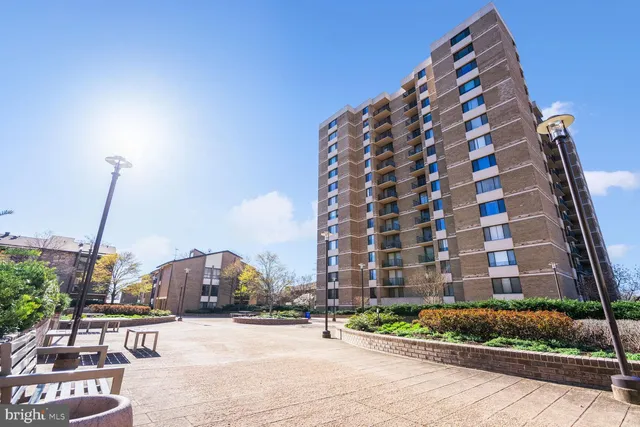 $2,500 | 102 Monroe Street, Unit 201, Rockville, MD 20850