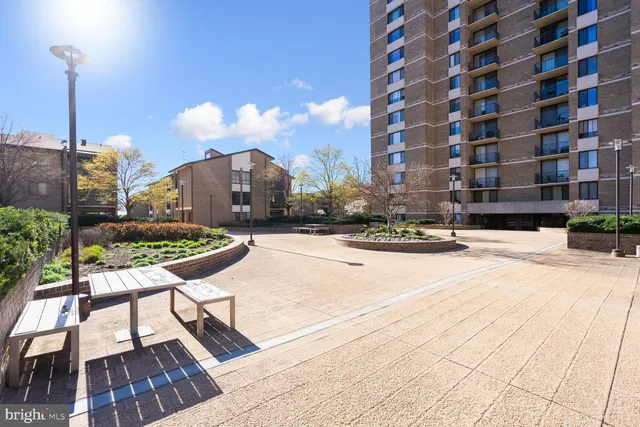 $2,500 | 102 Monroe Street, Unit 201, Rockville, MD 20850