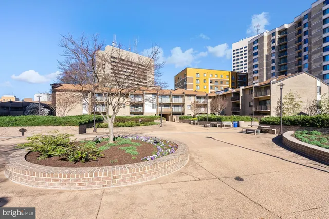 $2,500 | 102 Monroe Street, Unit 201, Rockville, MD 20850