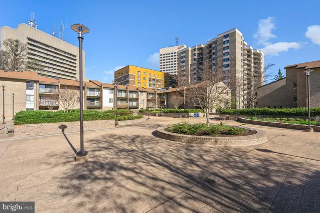 $2,500 | 102 Monroe Street, Unit 201, Rockville, MD 20850