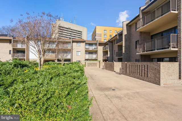 $2,500 | 102 Monroe Street, Unit 201, Rockville, MD 20850