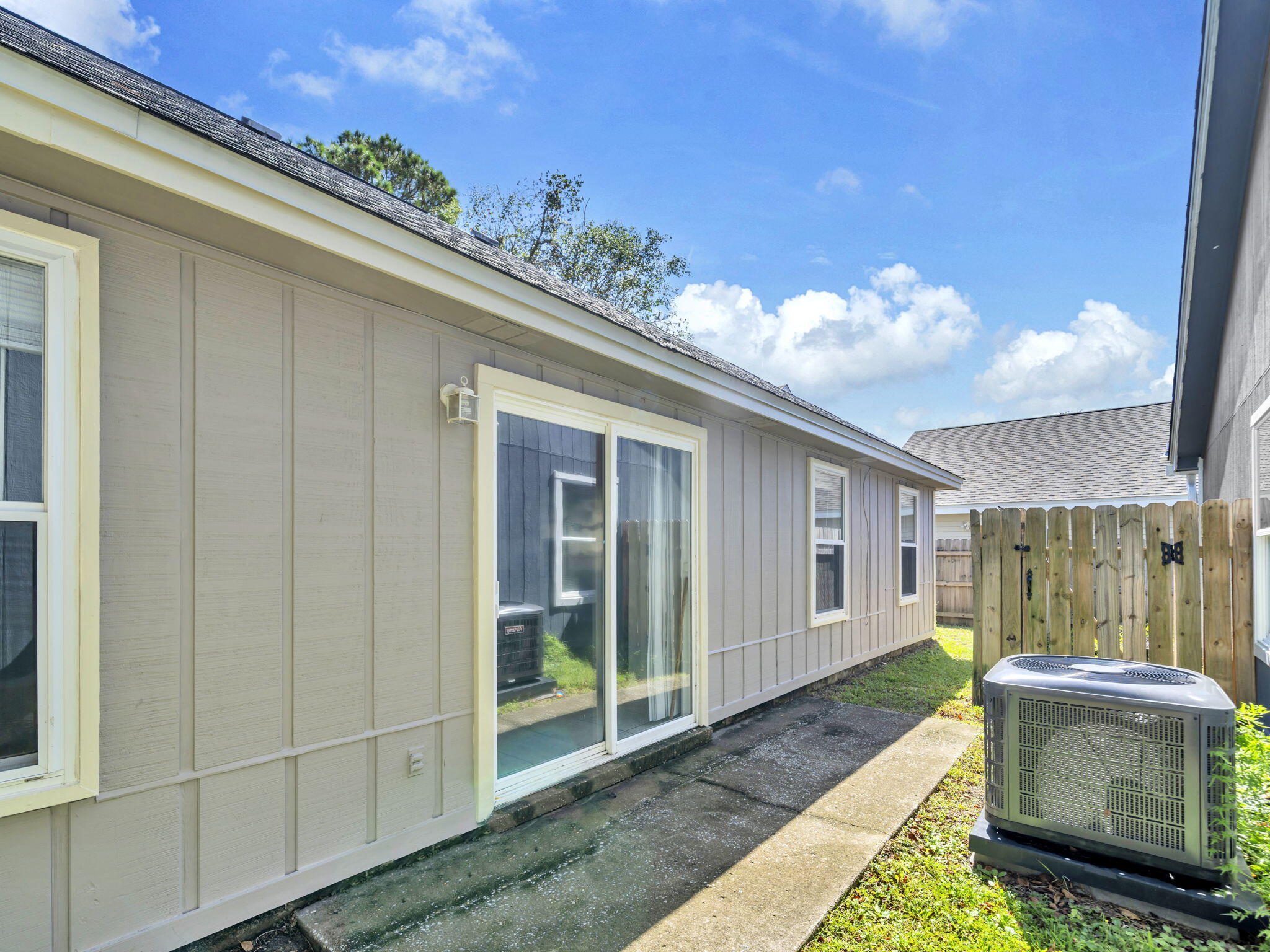 3024 Yorktown Circle Fort Walton Beach, FL 32547 - Photo 23 of 24 a porch with a table in balcony