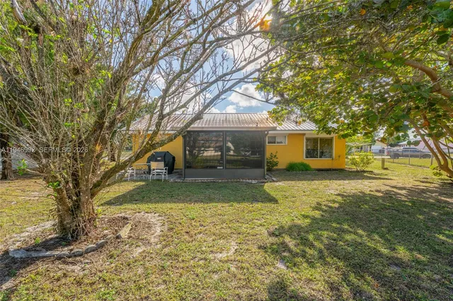 a view of a yard in front of house