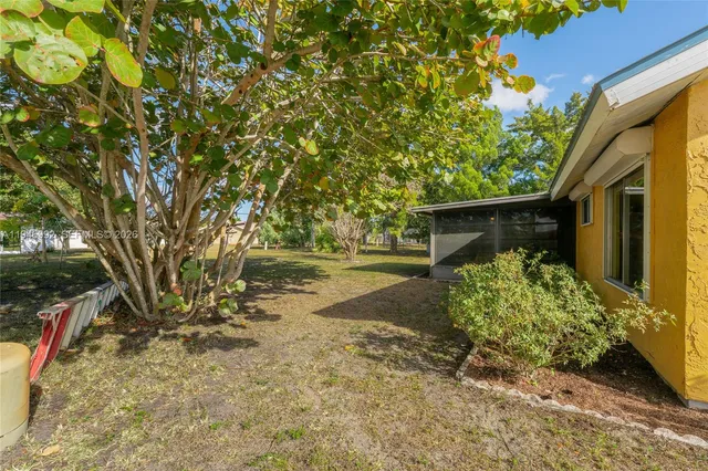 a view of backyard of the house