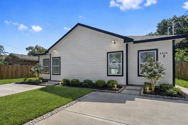 $1,800 | 6010 Bobby Burns Street, Unit B, Houston, TX 77028