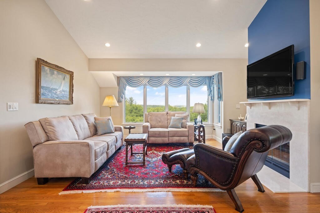7 Wainwright Road, Unit 37 Winchester, MA 01890 - Photo 4 of 39 Gallery Image 4