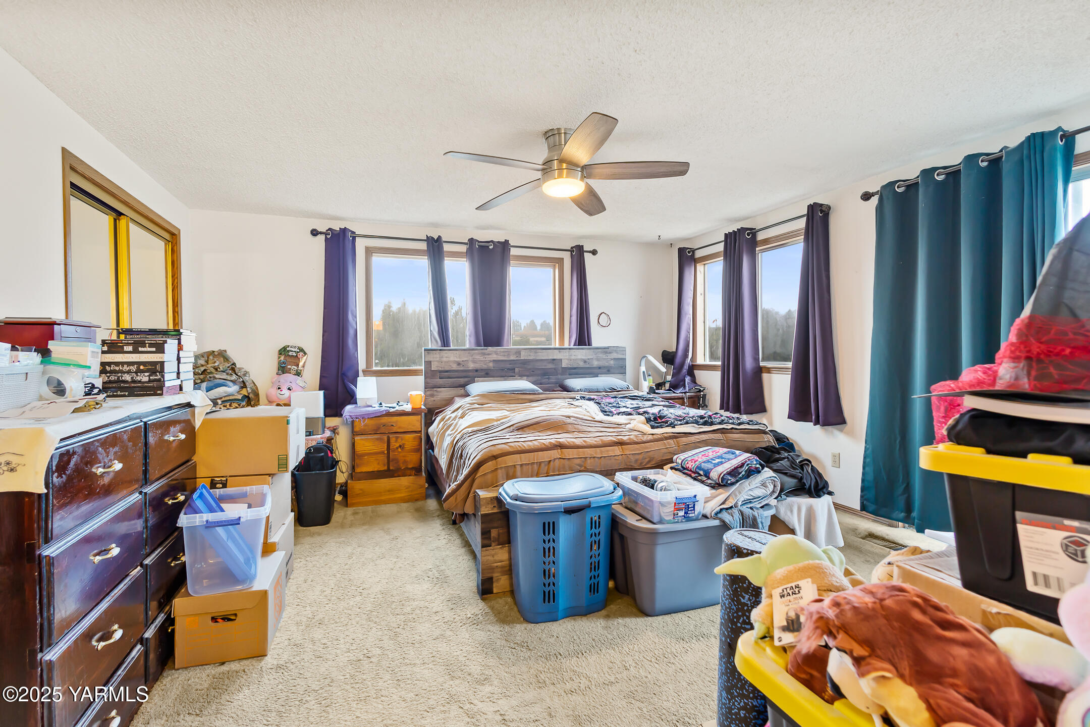171 West Taylor Road Selah, WA 98942 - Photo 29 of 37 a bedroom with bed and a window