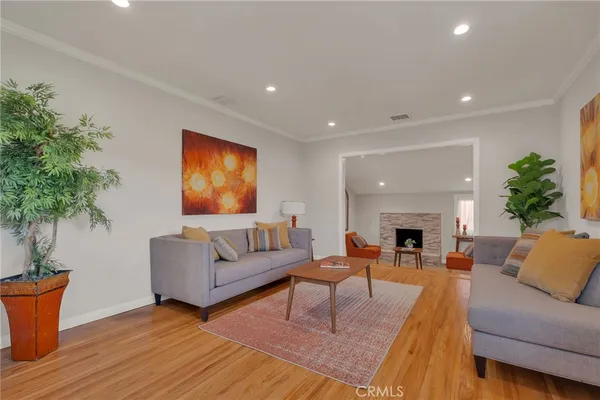 $999,999 | 3827 Lomina Avenue, Long Beach, CA 90808