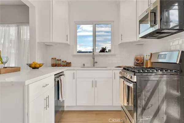 $999,999 | 3827 Lomina Avenue, Long Beach, CA 90808