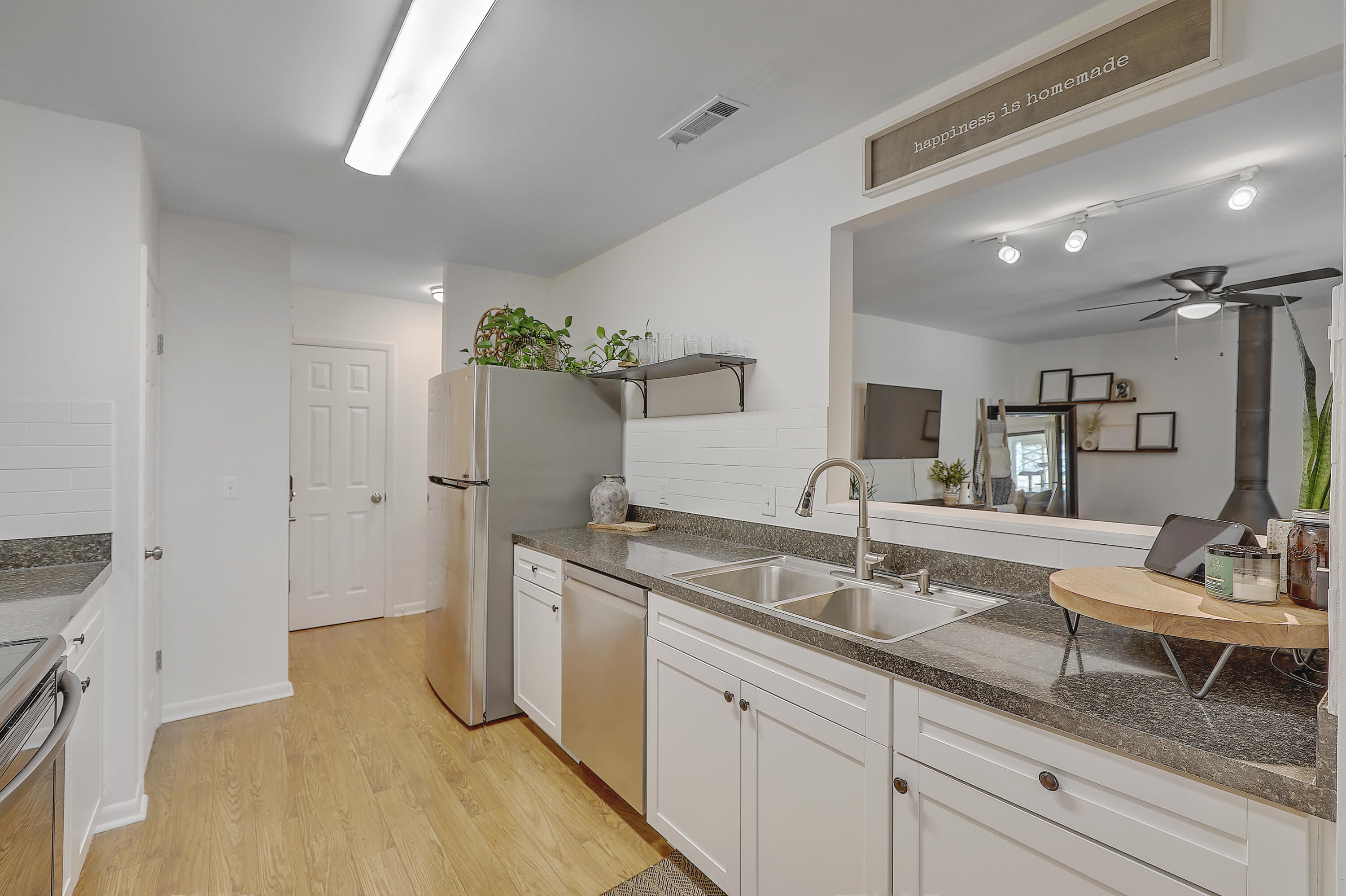 93 Ashley Hall Plantation Road, Unit 7 Charleston, SC 29407 - Photo 5 of 24 Kitchen