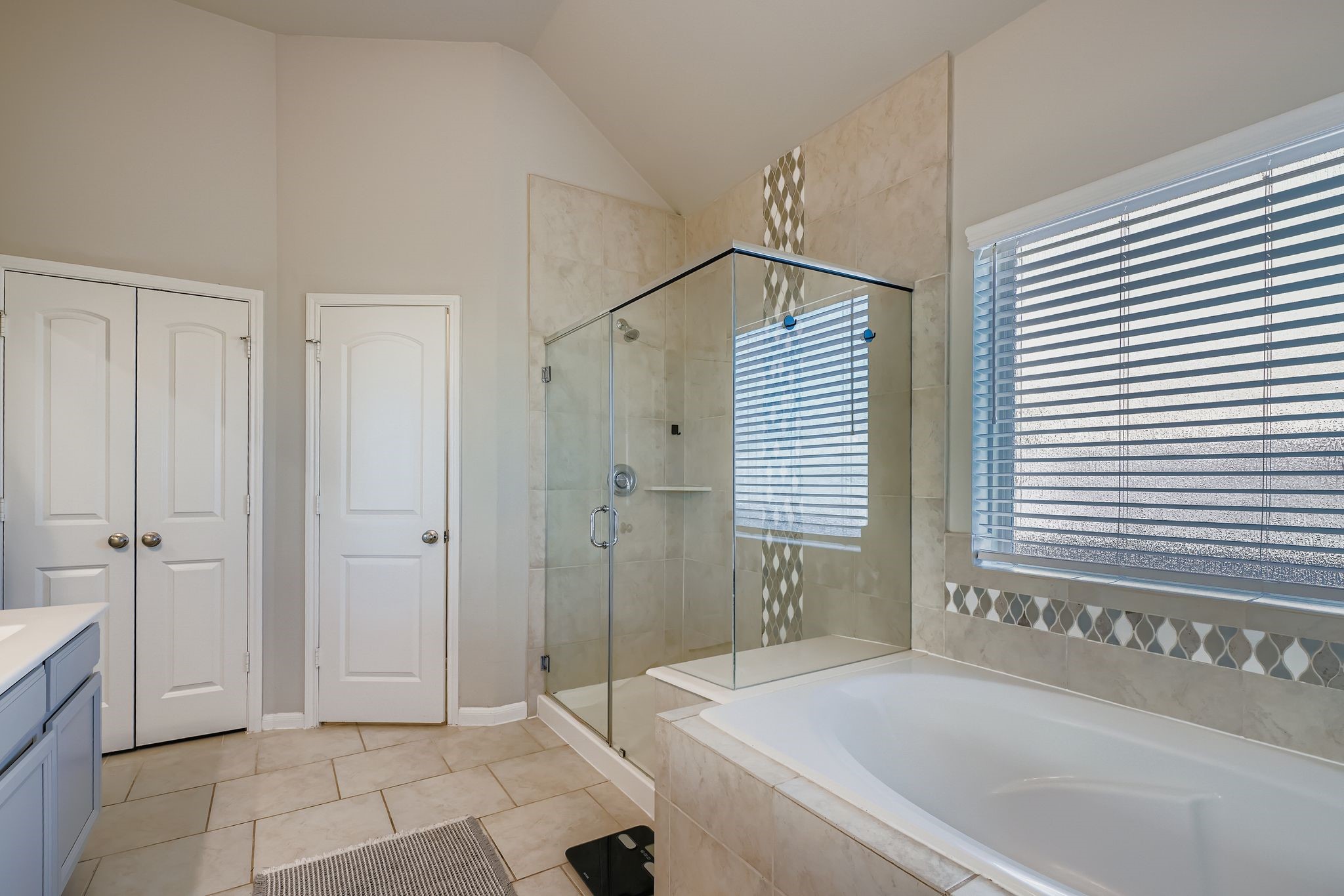 2614 Wembley Way Rosenberg, TX 77471 - Photo 15 of 24 a spacious bathroom with a bathtub and a shower