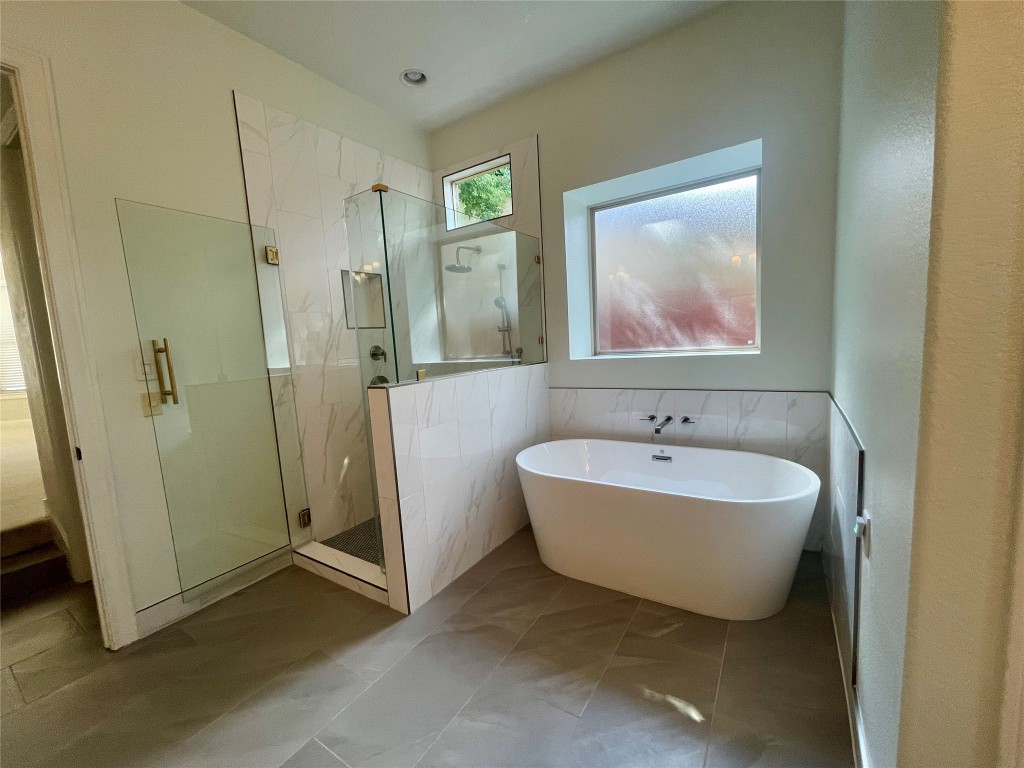 1014 Challenger Lakeway, TX 78734 - Photo 12 of 16 a spacious bathroom with a bathtub and sink