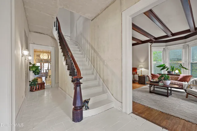 a view of entryway with livingroom