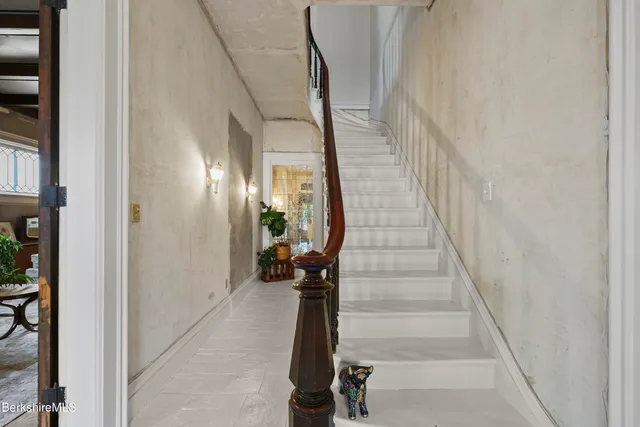 a view of entryway with a front door