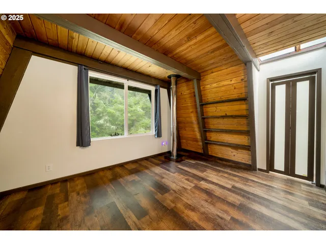 a view of empty room with front door