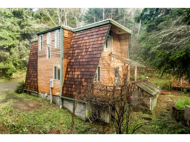 a view of house with backyard