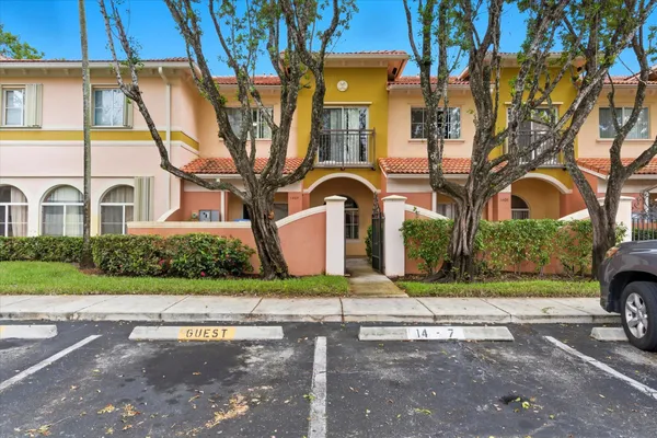 $2,140 | 1407 South Santa Catalina Circle, Pompano Beach, FL 33068
