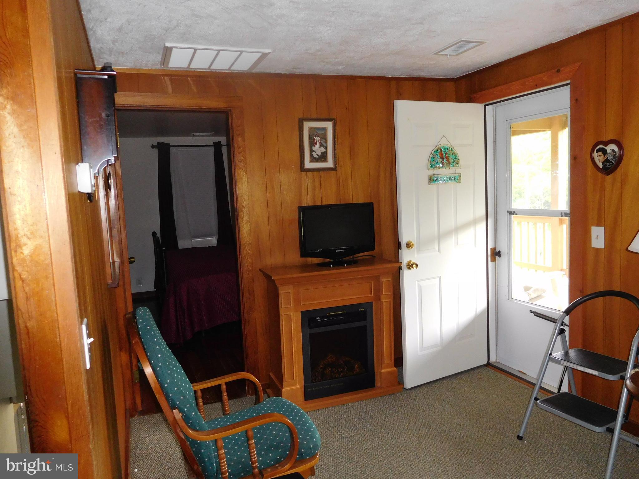 4013 Virginia Line Road Berkeley Springs, WV 25411 - Photo 14 of 30 Living Room
