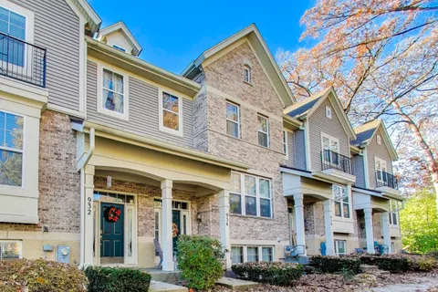 $365,000 | 934 Tuscany Drive, Streamwood, IL 60107