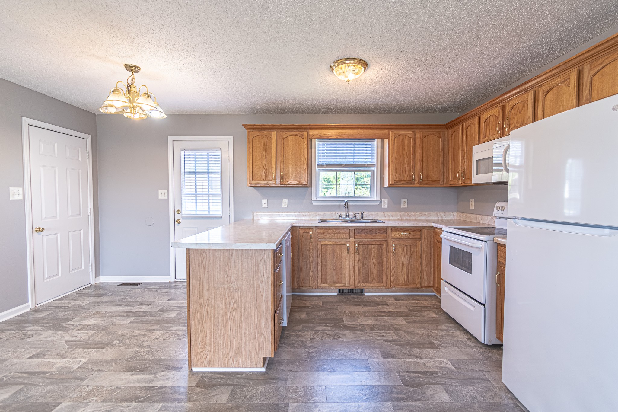 626 Avondale Road Oak Grove, KY 42262 - Photo 2 of 14 a kitchen with stainless steel appliances a refrigerator sink and cabinets