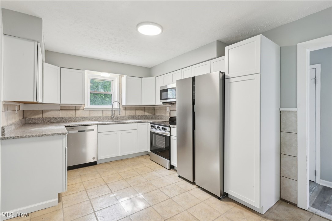 9273 Roxbury Road Parma Heights, OH 44130 - Photo 2 of 27 Kitchen featuring stainless steel appliances