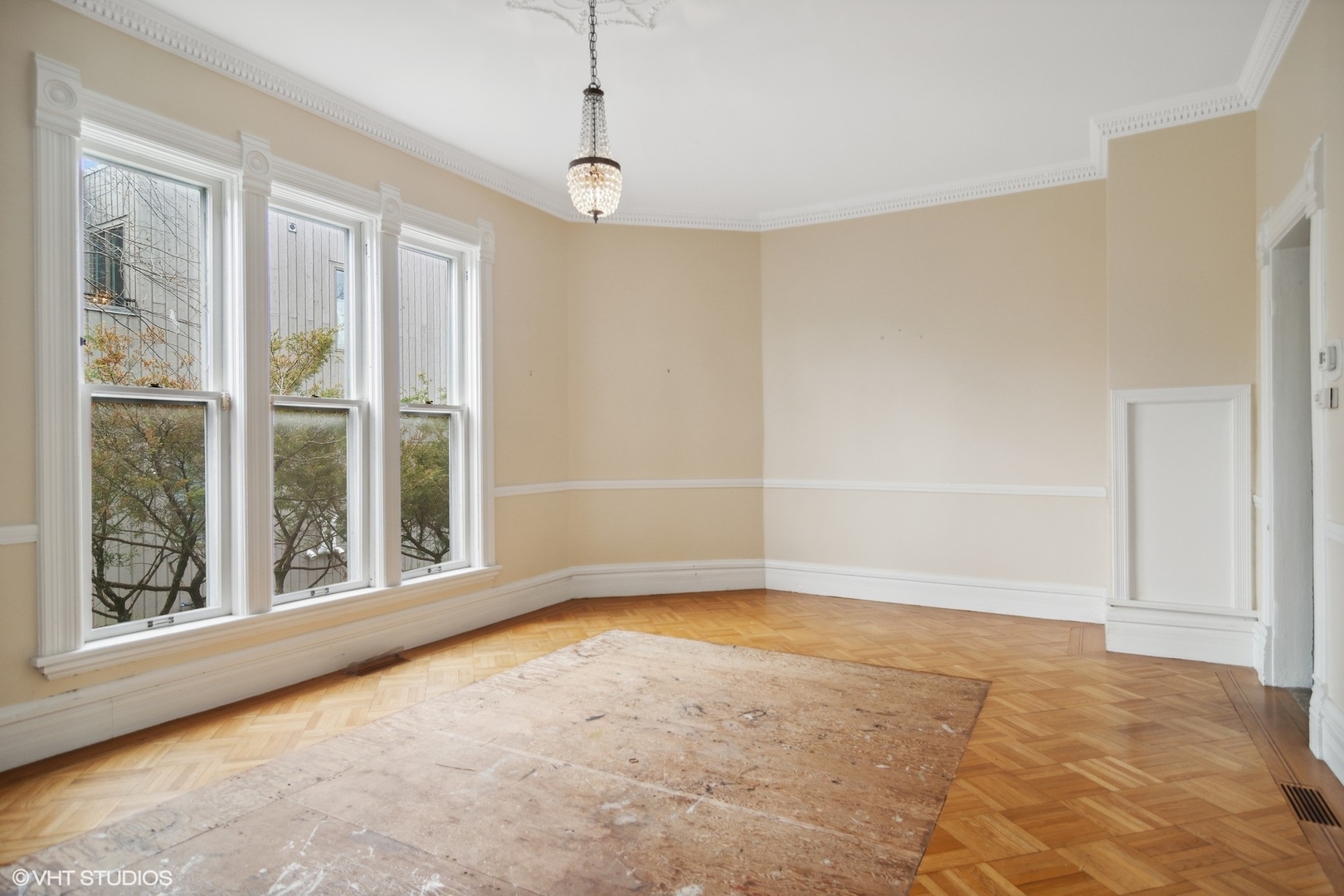 240 Beach Road Glencoe, IL 60022 - Photo 14 of 37 a view of an empty room with a window