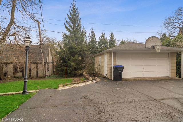 a picture of a very nice looking hallway