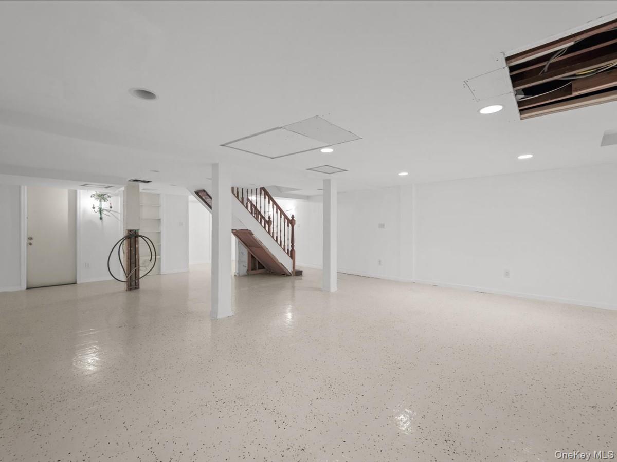 17 Pinewood Road Manhasset, NY 11030 - Photo 30 of 45